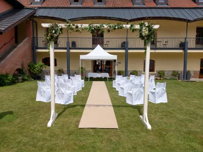 Obřad v atriu hotelu