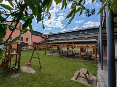 Travnaté atrium hotelu